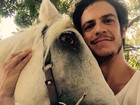 Mateus Solano cai do cavalo em gravação e vai parar no hospital