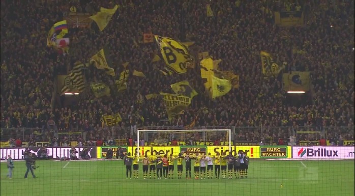 Muralha amarela torcida Borussia Dortmund Jingle Bells