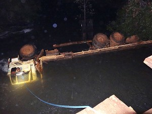 Caminhão despenca de ponte de madeira e motorista morre afogado (Foto: Só Notícias)