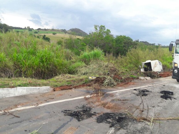 Acidente deixou o trecho completamente bloqueado, durante a tarde deste sábado (15) (Foto: Manoela Borges/EPTV) Acidente deixou o trecho completamente bloqueado, durante a tarde deste sábado (15) (Foto: Manoela Borges/EPTV)