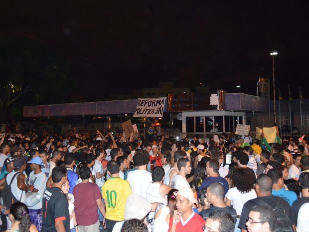 Manifestantes protestam em frente a Prefeitura de Aracaju (Foto: Flávio Antunes/G1)