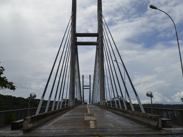 Ponte Binacional sob Rio Oiapoque custou R$ 61 milhões e está pronta desde 2011 (Foto: Abinoan Santiago/G1)