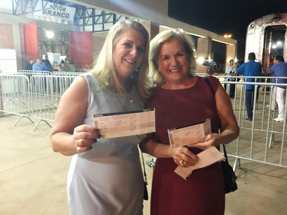 Nilva Nogueira, de 61 anos, e Claudete Marques Caldeira, de 65 anos, estiveram no show de Roberto Carlos (Foto: Heloise Hamada/G1)