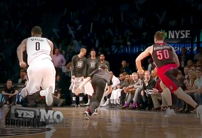 FRAME - Garoto da limpeza entra na quadra no jogo entre Brooklyn Nets e Toronto Raptors NBA (Foto: Reprodução / Youtube)
