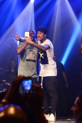 Thiaguinho e Neymar em show em São Paulo (Foto: Leo Franco/ Ag. News)