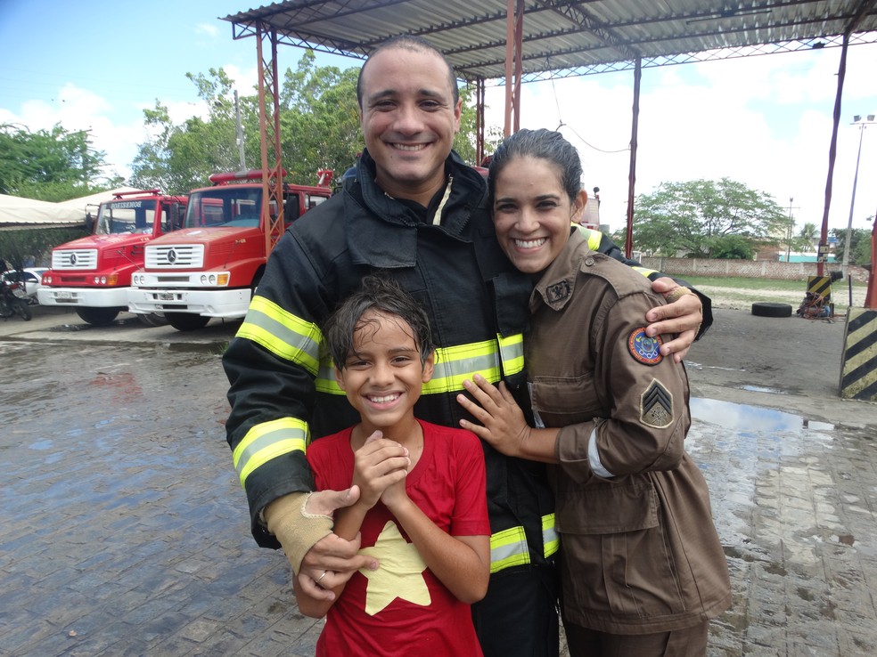 Davison, Camila e Vitor após o noivado (Foto: Joalline Nascimento/G1)