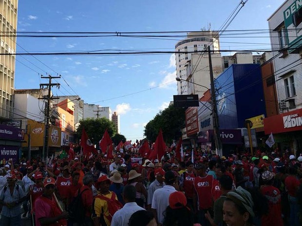 Manifestantes descem a avenida Rio Branco, no centro de Natal (Foto: Klênyo Galvão/G1)