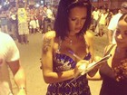 Ariadna autografa ensaio nu durante ensaio de escola de samba