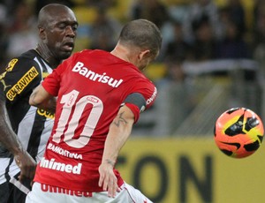 Seedorf e Dalessandro, Botafogo x Internacional (Foto: Vitor Silva/SSPress)
