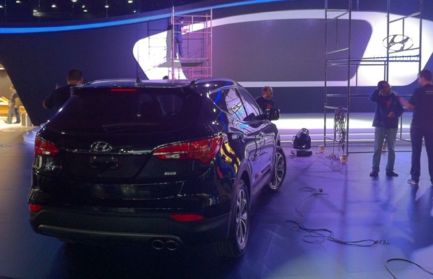 Novo Hyundai Santa Fe espera sua vez para subir ao palco (Foto: Rodrigo Mora / G1)