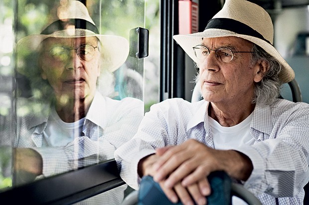 A JORNADA O escritor Eduardo Alves da Costa num ônibus em São Paulo.  Em Tango, com violino, ele conta as aventuras de um homem de 70 anos que vaga pela cidade ao acaso (Foto: Rogério Cassimiro/ÉPOCA)