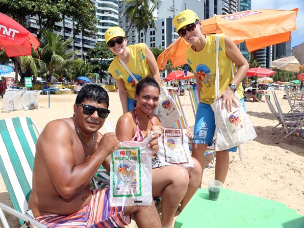 Promotores entregam duas sacolas, feitas com plástico oxibiodegradável, uma para o lixo orgânico e outra para os recicláveis. (Foto: Ivaldo Bezerra / Lumen)