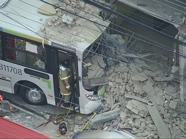 Laje de loja caiu sobre o ônibus e o entulho entrou pela janela do veículo. (Foto: Reprodução/TV Globo)