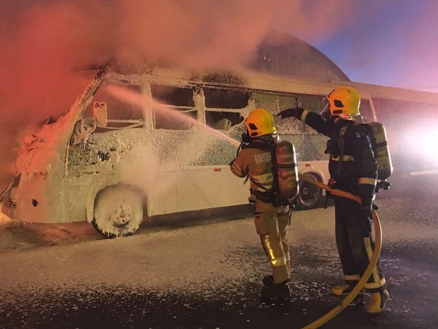 Bombeiros combatem incêndio em micro-ônibus na EPTG, no sentido Taguatinga, na madrugada desta terça-feira (12) (Foto: Corpo de Bombeiros DF/Divulgação)