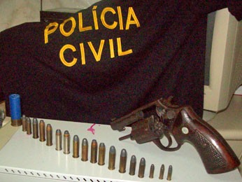 Revólver e munição de uso restrito estavam na casa de suspeito em Exu, PE (Foto: Divulgação / Polícia Civil)