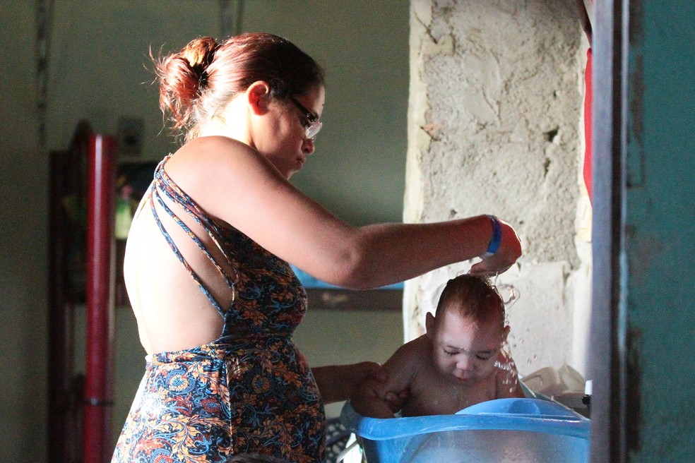 Mãe cuida de filho com microcefalia em Pernambuco (Foto: Marlon Costa/Pernambuco Press)