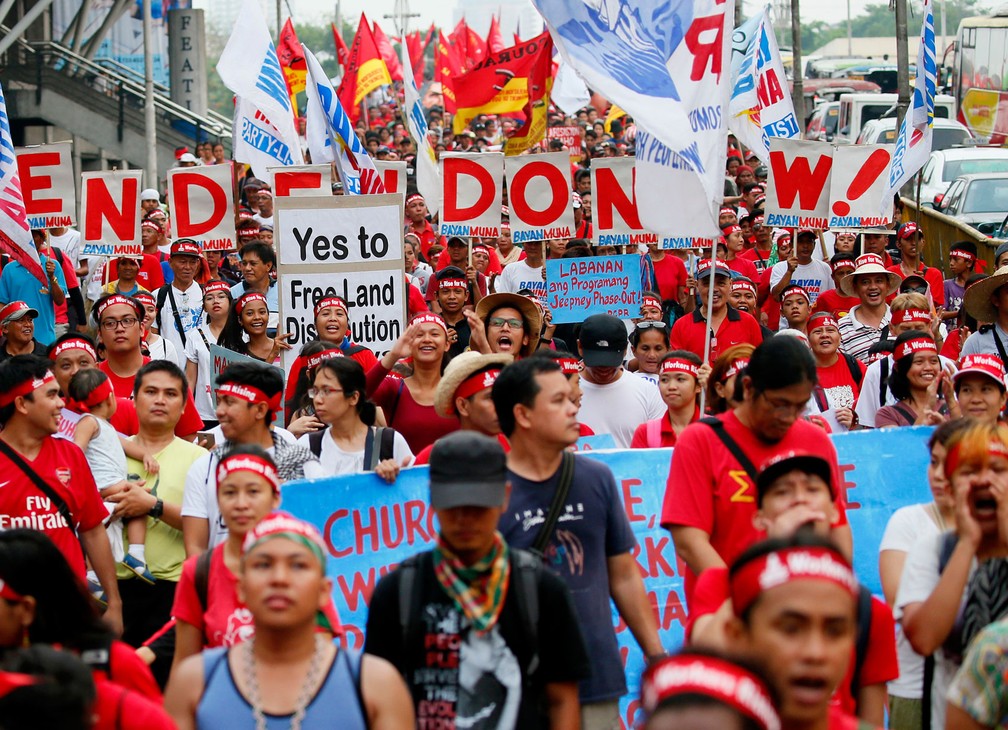 Manifestantes participam de marcha em direção ao palácio presidencial em Manila, Filipinas, no Dia do Trabalhador nesta segunda-feira, dia 1º de maio de 2017 (Foto: Bullit Marquez/AP)