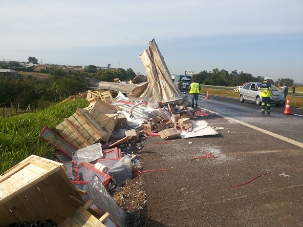 Carga se espalhou pela estrada e acostamento (Foto: Cesar Evaristo / TV TEM)