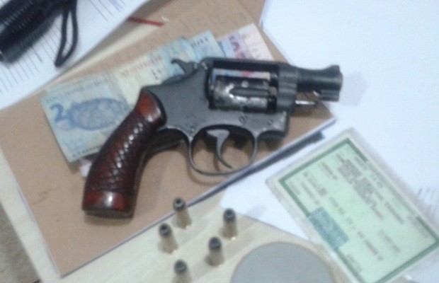 PM apreendeu arma e munição com suspeitos de roubar prefeito, em Goiás (Foto: Arquivo pessoal)