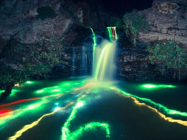 Cachoeira da Califórnia iluminada pelo projeto Neon Luminance (Foto: Sean Lenz e Kristoffer Abildgaard/Divulgação)