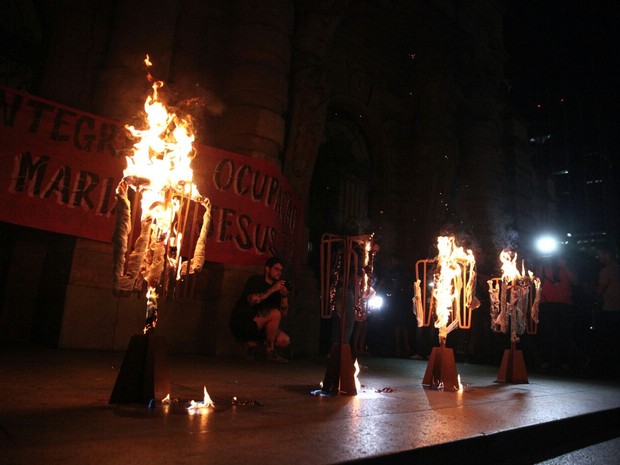 Manifestantes incendeiam catracas simbólicas em ato contra a tarifa (Foto: Marcelo Brandt/G1)