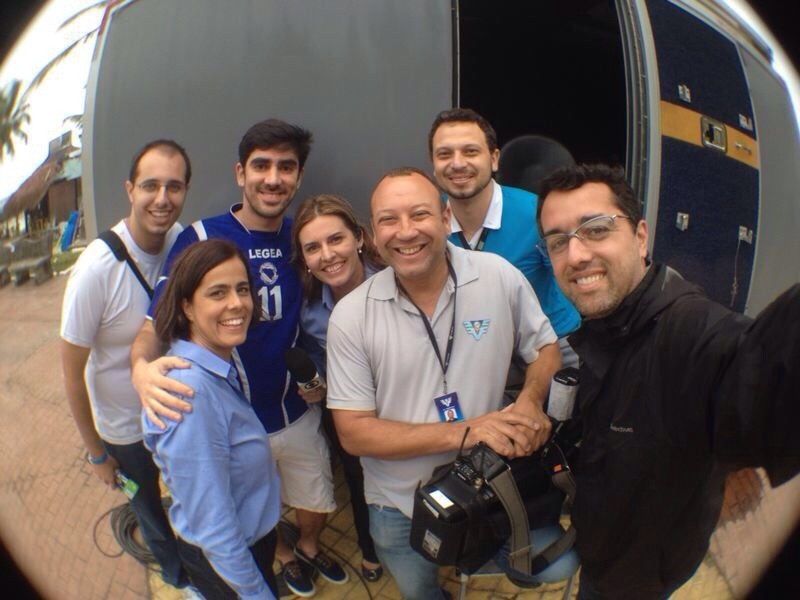 Marcelo Adnet faz um selfie com a equipe da TV Tribuna (Foto: arquivo pessoal)