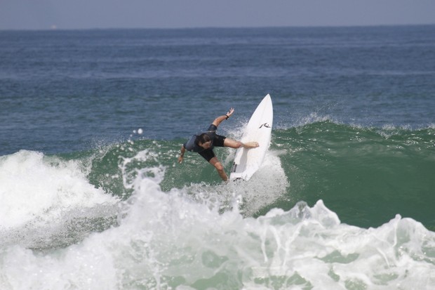 Vladmir Brichta surfando no Rio (Foto: Dilson Silva/Agnews)