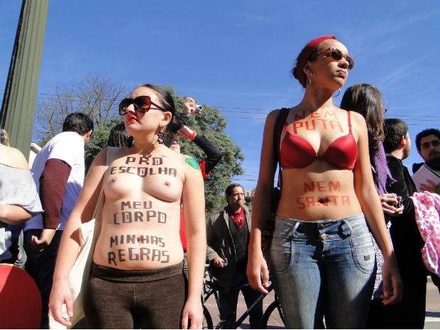 Mulheres tiram a blusa em Marcha das Vadias, em Curitiba (Foto: Aline Lamas/G1)