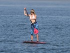 Susana Werner pratica stand up paddle em praia carioca
