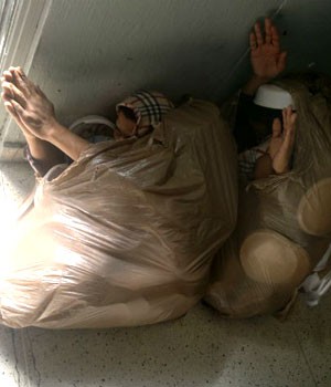 Presos tentam fugir de delegacia em sacos de lixo no Paraná (Divulgação/Delegacia de Furtos e Veículos de Curitiba)