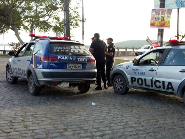 Detentos não foram encontrados até a manhã desta quarta-feira (7). Viaturas da Polícia Militar estão de prontidão na Ponte de Itamaracá (Foto: Kety Marinho / TV Globo)