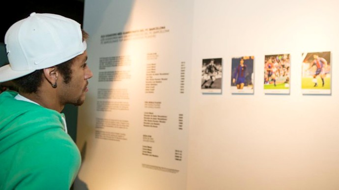 Neymar visita museu Barcelona (Foto: Reproduo / Site Oficial)