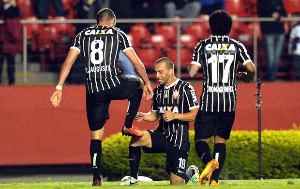 Renato Augusto gol Corinthians São Paulo Recopa (Foto: Nelson Almeida / AFP)