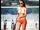 'Virando carioca': Letícia Wiermann curte praia e dá dica fitness