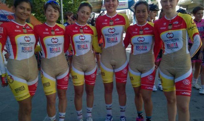 Uniforme de ciclistas colombianas se transforma em polêmica na internet (Foto: Reprodução)