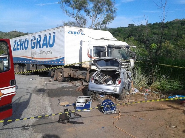 Colisão entre caminhão e carro deixou 3 mortos e 1 ferido na GO-070, em Goiás, neste sábado (Foto: Divulgação/Corpo de Bombeiros)