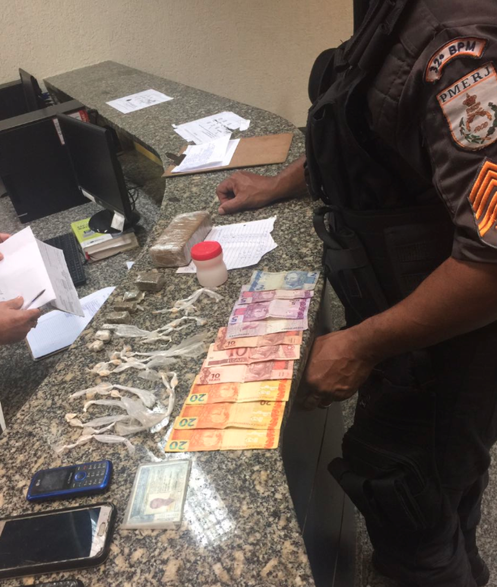 Drogas foram apreendidas pela PM em Macaé, no RJ (Foto: Divulgação/Polícia Militar)