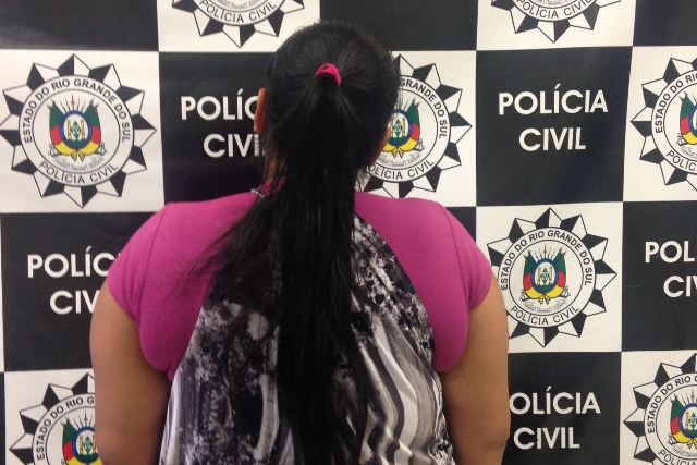 Mulher de 26 anos foi presa em Porto Alegre após internação da filha em coma (Foto: Polícia Civil/Divulgação)