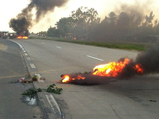 Manifestantes colocaram fogo em pneus para interditar a rodovia (Foto: Verônica Guerra)