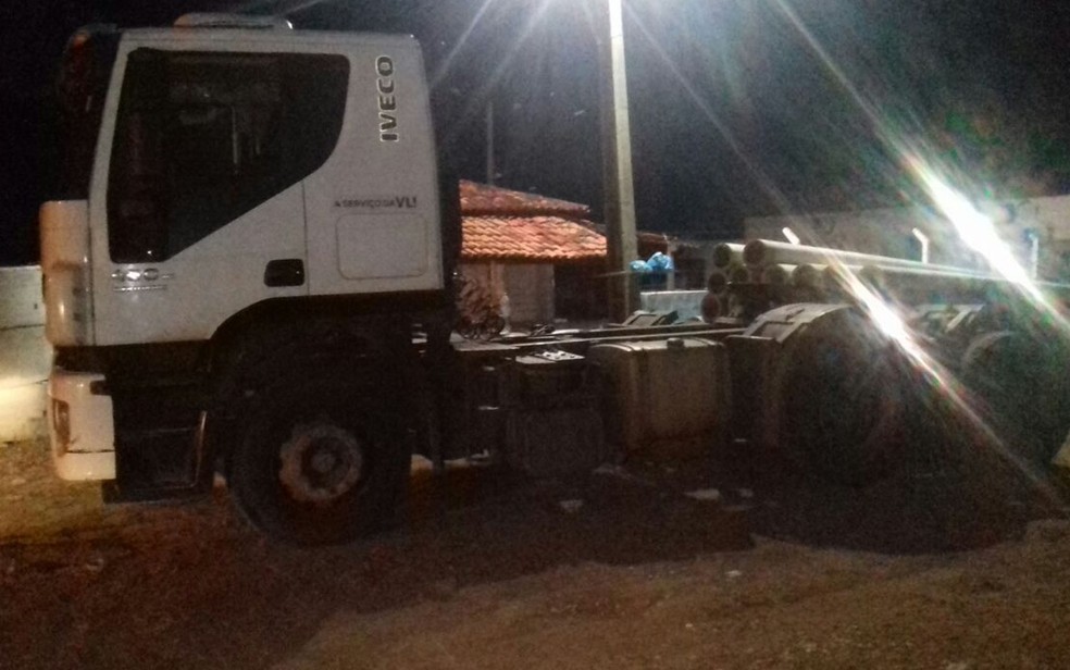 Carreta estava sendo puxada por um trator  que também foi apreendido pela PRF (Foto: Divulgação/Polícia Rodoviária Federal)