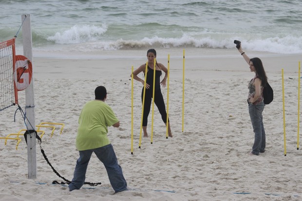 Danielle Winits se exercita na praia (Foto: Dilson Silva / AgNews)