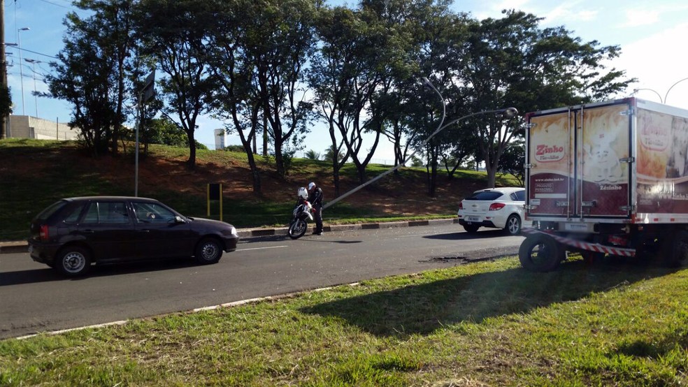 Caminhão atingiu um poste de iluminação pública (Foto: Heloise Hamada/TV Fronteira)