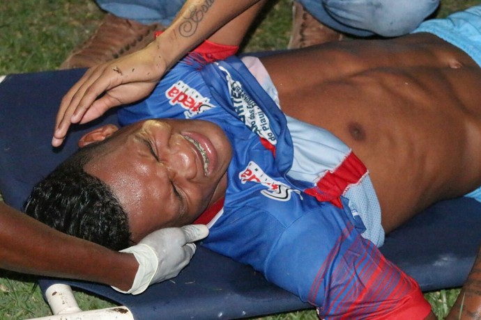 River-PI x Piauí - Testinha sendo atendido (Foto: Wenner Tito ) River-PI x Piauí - Testinha sendo atendido (Foto: Wenner Tito )