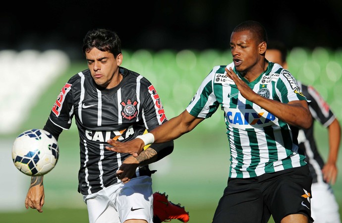 Jogadores do Timão festejam ponto fora de casa em jogo com um a menos