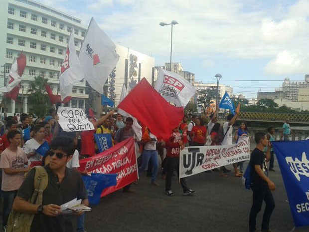 Faixas contra a Copa do Mundo podiam ser vistas entre os manifestantes.  (Foto: Vitor Tavares / G1)