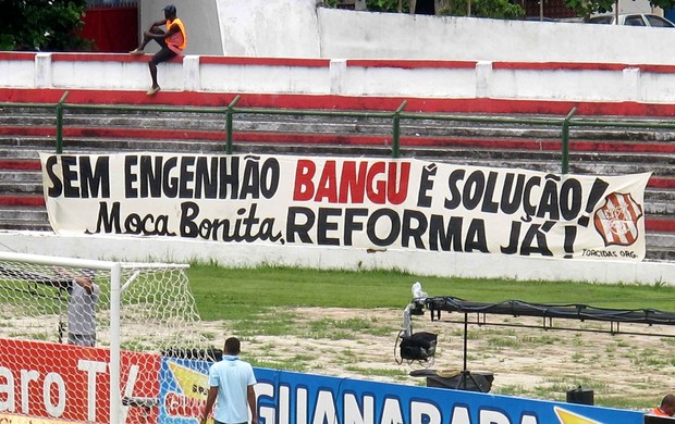 Faixa estádio Moça bonita bangu (Foto: Rafael Cavalieri)