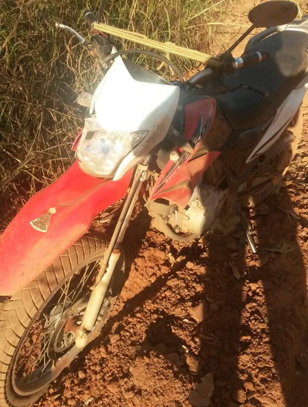 Homem morreu após batida entre motocicleta e carro (Foto: PM/Divulgação )