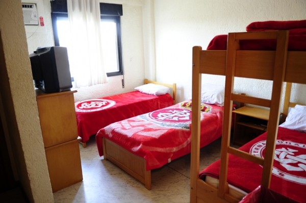 Alojamento é equipado com 20 quartos para quatro pessoas, banheiro, ar-condicionado e televisão (Foto: Divulgação/Inter)