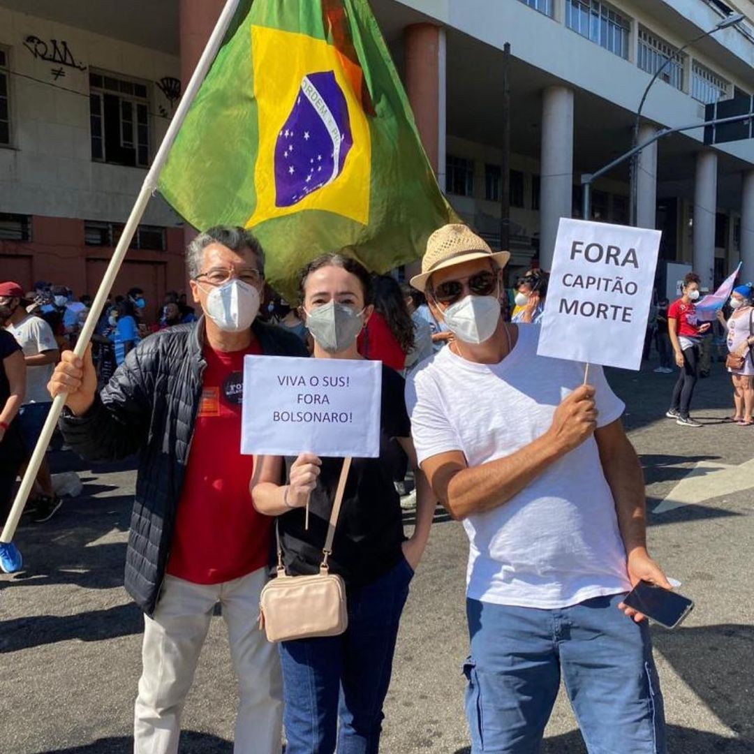 Silvia Buarque com Paulo Betti e Erimar Miranda na manifestação contra Bolsonaro (Foto: Reprodução/Instagram)