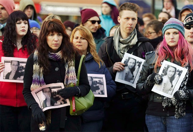 Amigos da canadense Rehtaeh Parsons, de 17 anos, que se suicidou após sofrer bullying na web (Foto: Paul Darrow/Reuters)